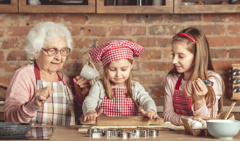 Oma und Enkel backen zusammen plätzchen
